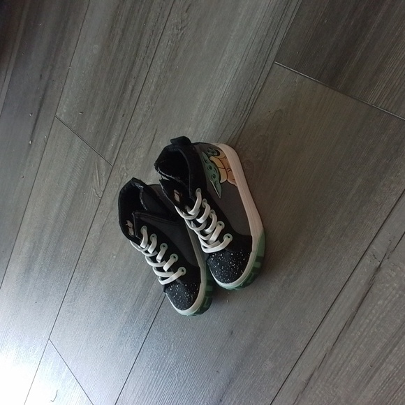 kids size 8 toddlers The Mandalorian high top zip sneakers baby Yoda - Picture 1 of 7